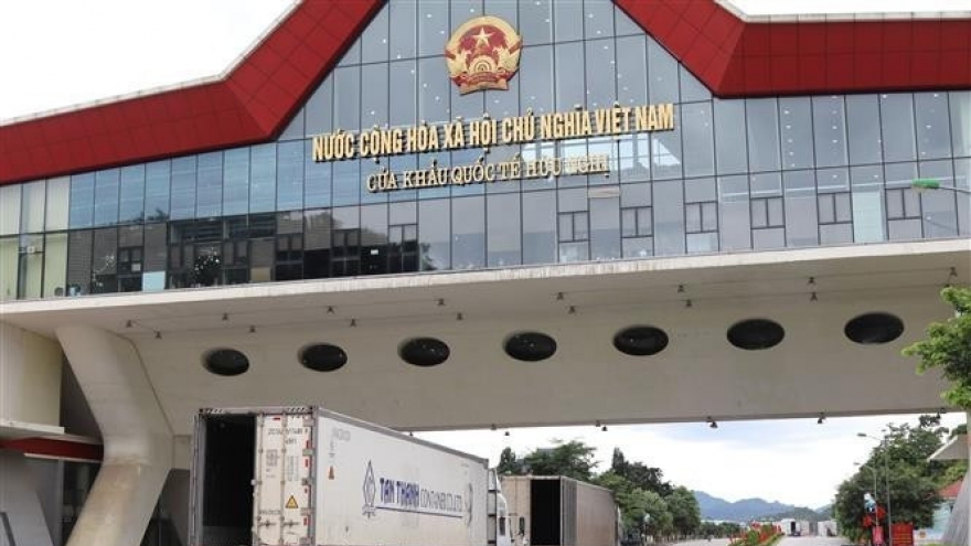 Vietnam, China pilot two-way cargo transport at int’l border gate pair